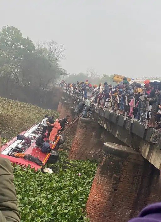 Overspeeding bus falls into drain in Punjab 8 dead