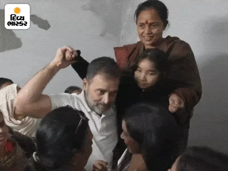 Rahul Gandhi in vegetable market to check vegetable prices