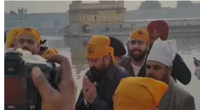 SANJAY DUTT IN AMRITSAR GOLDEN TEMPLE