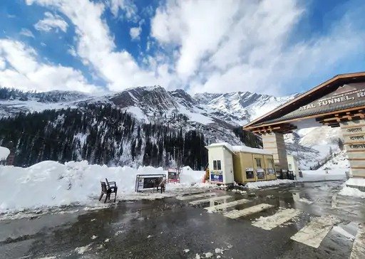 Snowfall in 3 states tap water turns to ice in Srinagar