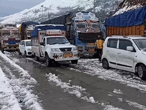 Snowfall with storm in Himachal, Atal Tunnel closed