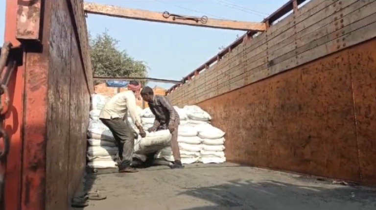 जालौन: नकली खाद का बड़ा भंडाफोड़, 500 बोरियां बरामद, चार गिरफ्तार