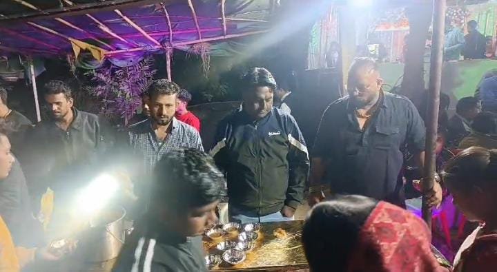 Badwani: शनि अमावस्या पर विशेष आयोजन, सरसो तेल से अभिषेक और पूड़ी-चने की सब्जी की प्रसादी वितरित