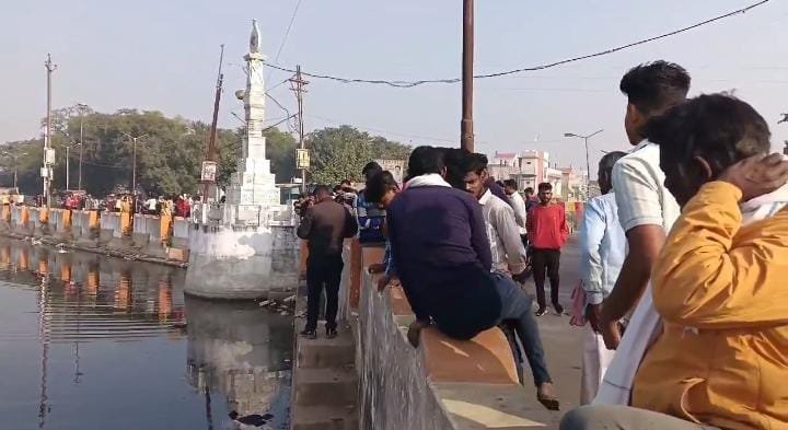 राधा सागर तालाब में मिला 55 वर्षीय व्यक्ति का शव, पैर फिसलने से मौत की आशंका
