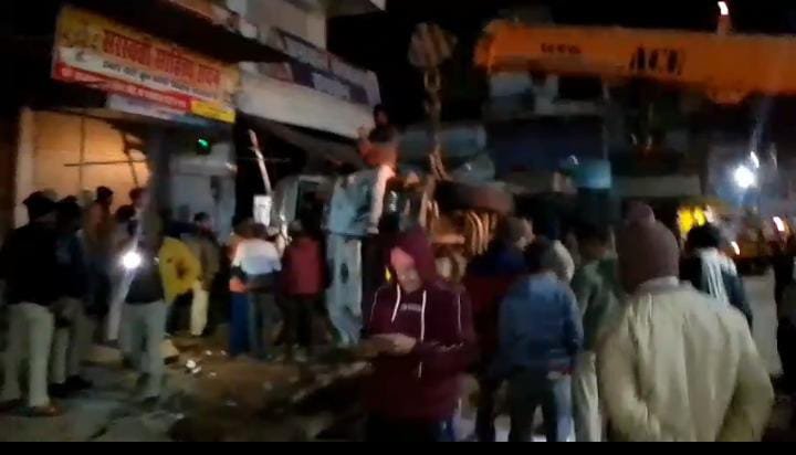 Raisen: तेज रफ्तार ओवरलोड ट्रक पलटकर दुकानों को पहुंचाया भारी नुकसान