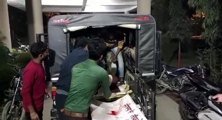 Banda: अज्ञात वाहन की टक्कर से ऑटो चालक और एक ही परिवार के दो लोगों की मौत, एक गंभीर