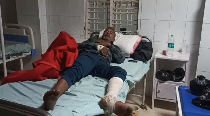 Jalaun News: नाली में ईंट डालने को लेकर ग्राम प्रधान और साथियों ने व्यक्ति पर किया हमला