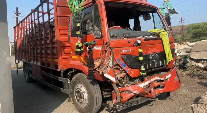 रायसेन: आयशर ट्रक और ट्रैक्टर की टक्कर, तीन युवक गंभीर रूप से घायल