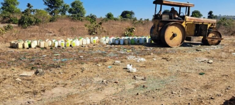 MP BREAKING: रायसेन में अवैध शराब पर चला बुलडोजर, 2 करोड़ से अधिक की शराब नष्ट