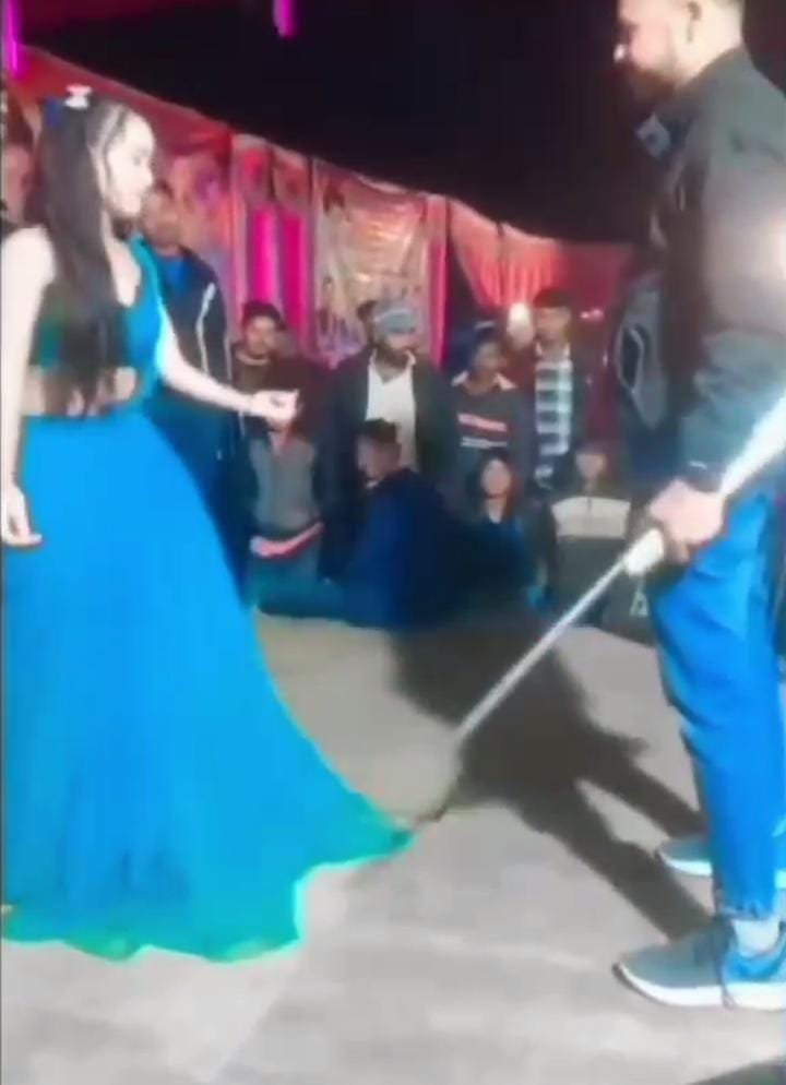 झाँसी: पुलिस की सुस्ती से बढ़े दबंगों के हौसले, आर्केस्ट्रा में अवैध असलहा लहराने का वीडियो वायरल