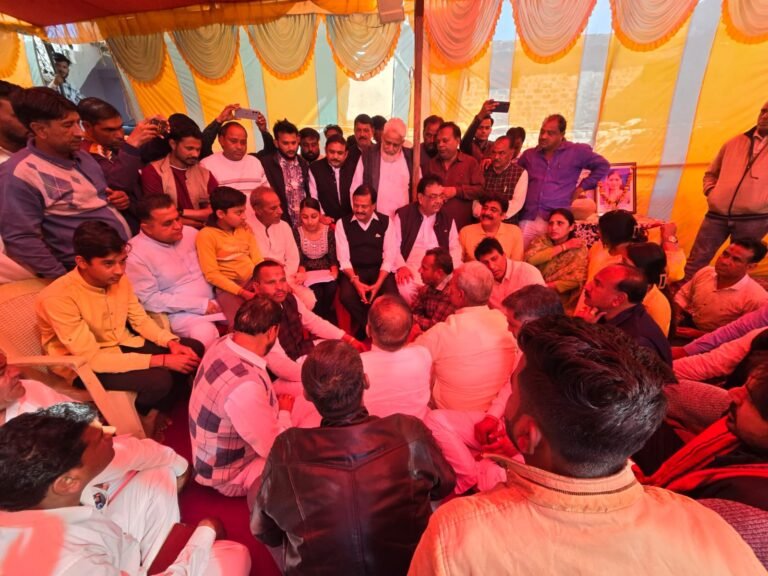 परमार दंपत्ति आत्महत्या मामला: कांग्रेस नेताओं ने बच्चों को दी सांत्वना,भाजपा पर मानवता से परे प्रतिक्रिया देने का आरोप