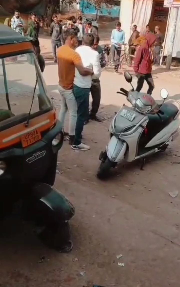 अवैध तमंचे के साथ में युवक के मारपीट करने का वीडियो सोशल मीडिया में वायरल