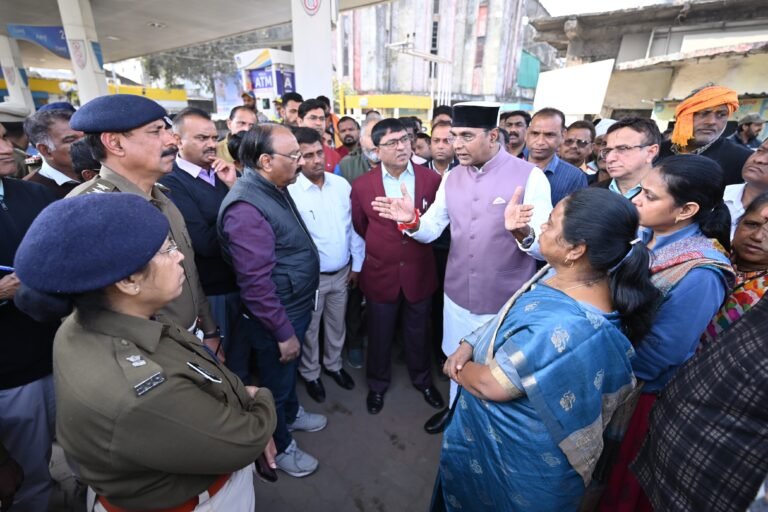 मंत्री विश्वास कैलाश सारंग ने किया निर्माण कार्य का निरीक्षण, अधिकारियों को दी फटकार