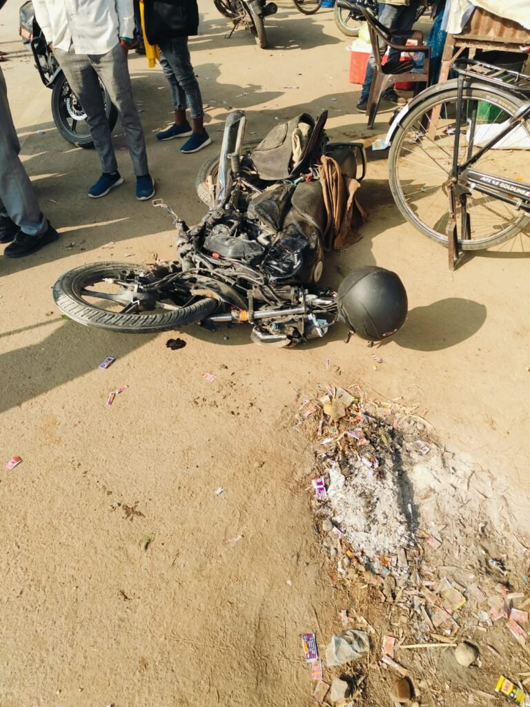 Banda: ओवरलोड ट्रक ने बाइक सवारों को रौंदा, दर्दनाक हादसे में महिला-पुरुष की मौत