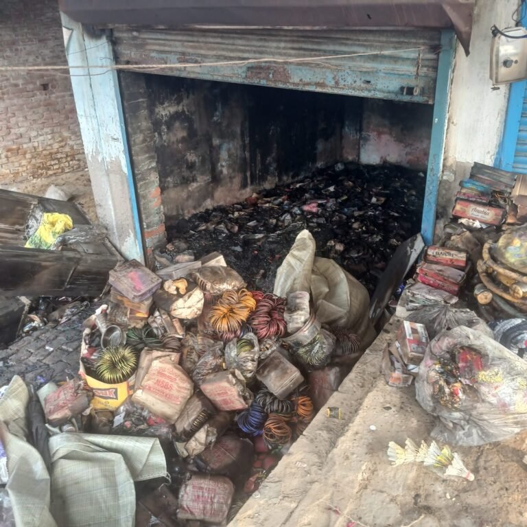 Kanpur: सांढ चौराहा स्थित कॉस्मेटिक दुकान में लगी आग, लाखों का नुकसान