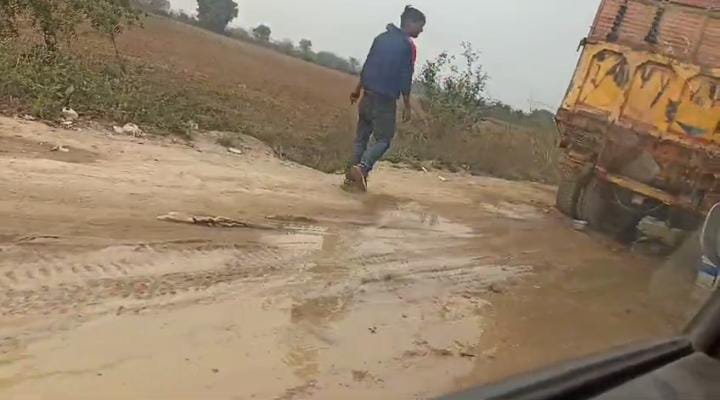 अवैध खनन के लिए बने अवैध रास्ते को वन विभाग ने कराया ध्वस्त, दर्ज कराई एफआईआर