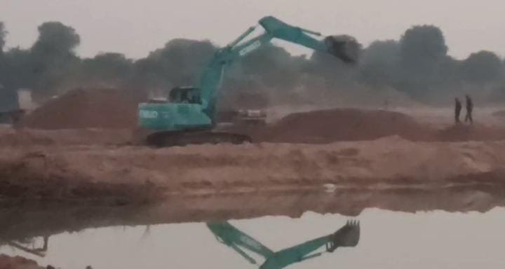 अवैध खनन के लिए बने अवैध रास्ते को वन विभाग ने कराया ध्वस्त, दर्ज कराई एफआईआर