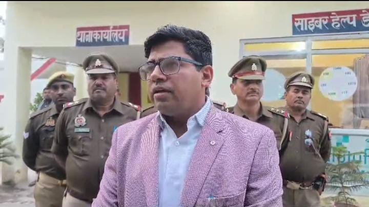 Hamirpur: डीएम घनश्याम मीना ने किया सुमेरपुर थाने का औचक निरीक्षण