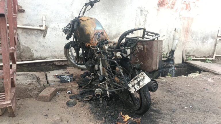 Jalaun: दामाद ने ससुराल में किया हंगामा, मोटरसाइकिल में लगाई आग