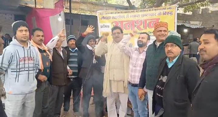 Hamirpur: तहसीलदार को हटाने की मांग पर अधिवक्ताओं का अनशन जारी