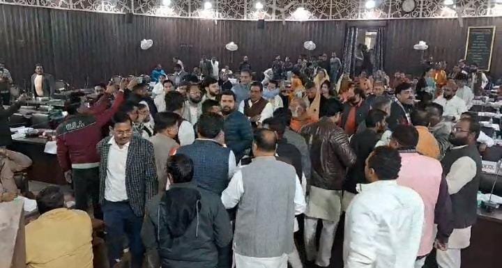 Kanpur: नगर निगम सदन में सपा और भाजपा पार्षदों के बीच हाथापाई, कार्यवाही स्थगित