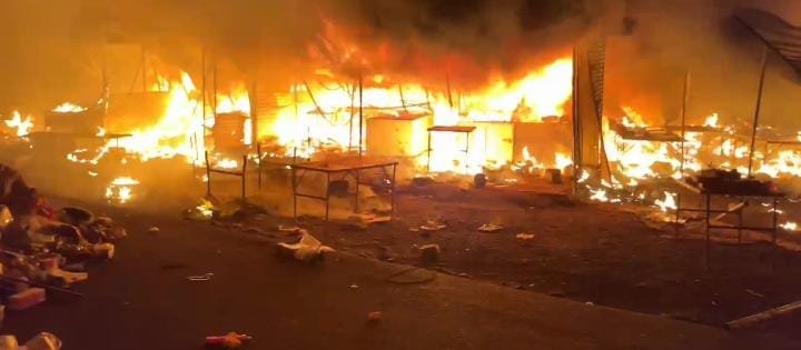 MP Breaking News: अमरकंटक मे जैन मंदिर प्रांगण में लगी दुकानों में देर रात भीषण आग