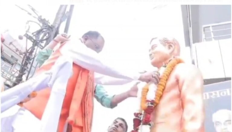 Atal Bihari Vajpayee Jayanti: मुख्यमंत्री विष्णु देव साय ने अटल जी की प्रतिमा पर माल्यार्पण कर उन्हें श्रद्धांजलि अर्पित की