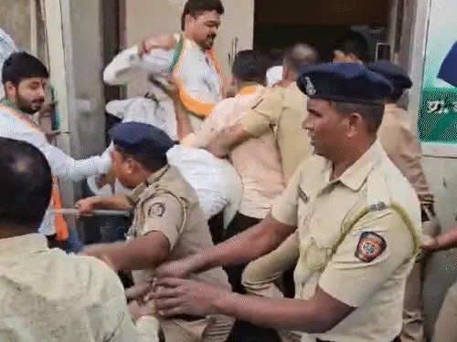  bjp workers vandalise mumbai congress office