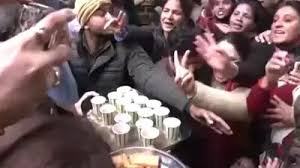 AAP प्रदर्शनकारियों को बीजेपी नेता ने पिलाई चाय