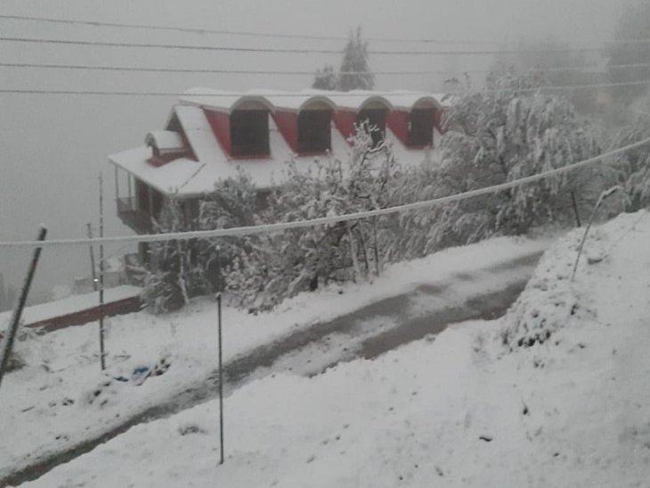 मौसम ने बदली करवट, पहाड़ी इलाकों मे बर्फबारी जारी