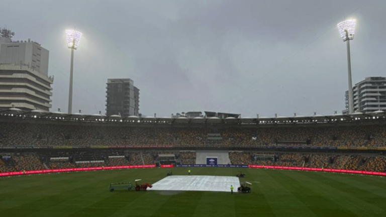 बारिश के चलते खेल रुका, फॉलोऑन से बचने की जद्दोजहद में भारतीय टीम