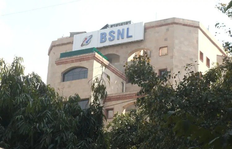 bsnl second vrs 19000 jobs may be cut due to telco new plan