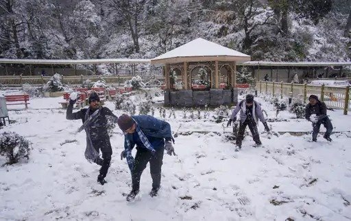 snow on roads in Shimla 1000 vehicles stranded at Atal Tunnel, schools closed  in Rajasthan 