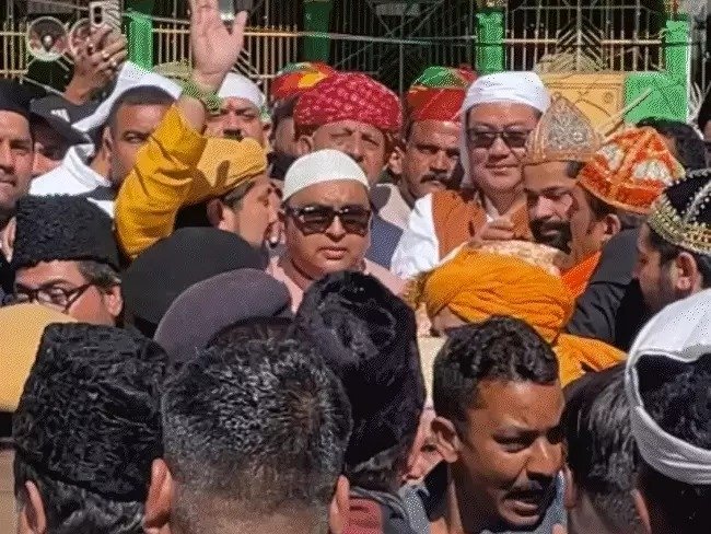 Rijiju offers PM Modi chadar at Ajmer Dargah