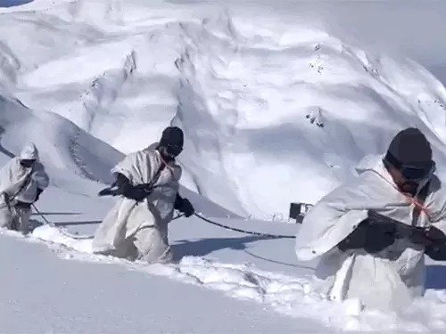 Temperature in Lahaul-Spiti -16.7C Army patrolling in waist-deep snow on LOC