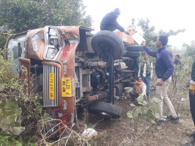 Raisen Accident: A major road accident has taken place in Raisen, Madhya Pradesh. Let us tell you that a speeding bus suddenly went out of control and overturned. Let us tell you that 8 to 10 passengers on the bus have been injured and many will be brought to hospital. Has also suffered serious injuries,
