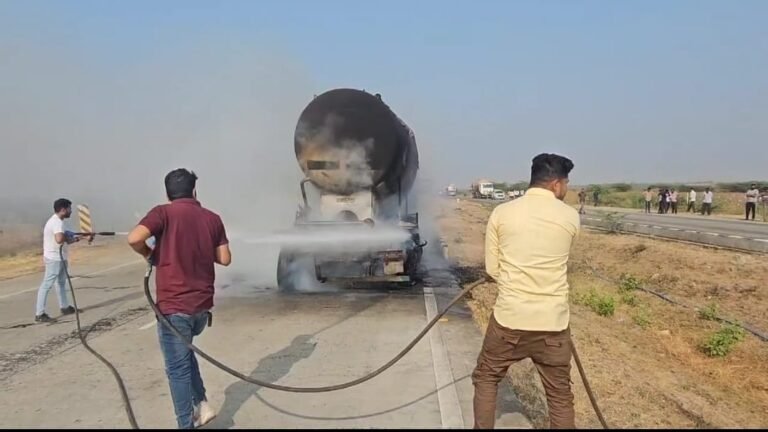 Gujrat News: A big case is coming out from Bhavnagar, Gujarat, let us tell you that a clinker caught fire near Nageshree on Bhavnagar Somnath Highway. It is being told that a clinker filled with cement suddenly caught fire near Somnath Highway.