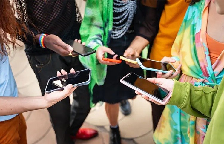 india 2400 crore app downloads 112 lakh crore hours on phone