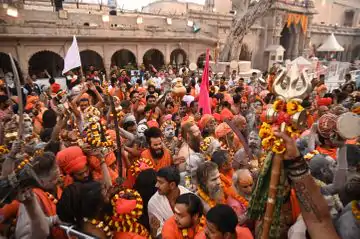 10 thousand naga sadhus in Kashi came out with maces and swords 
