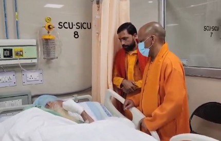 CM Yogi Meet Acharya Satyendra Das