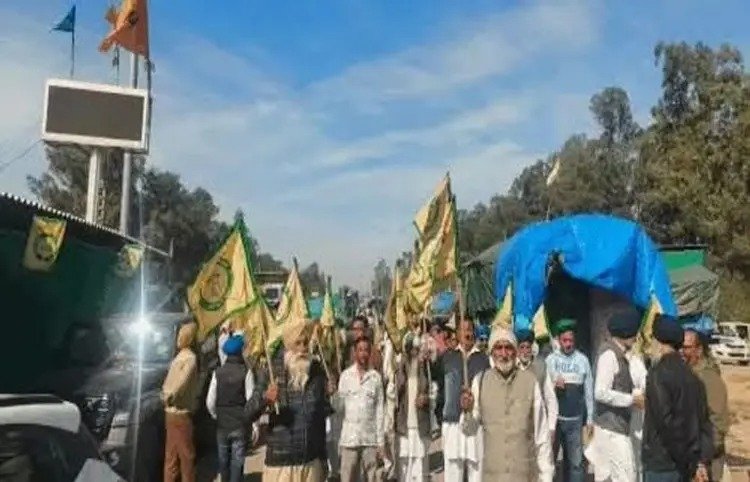 Farmers show of strength before talks with Modi government