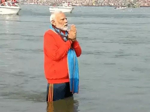 Mahakumbh 2025 PM modi take dip in sangam