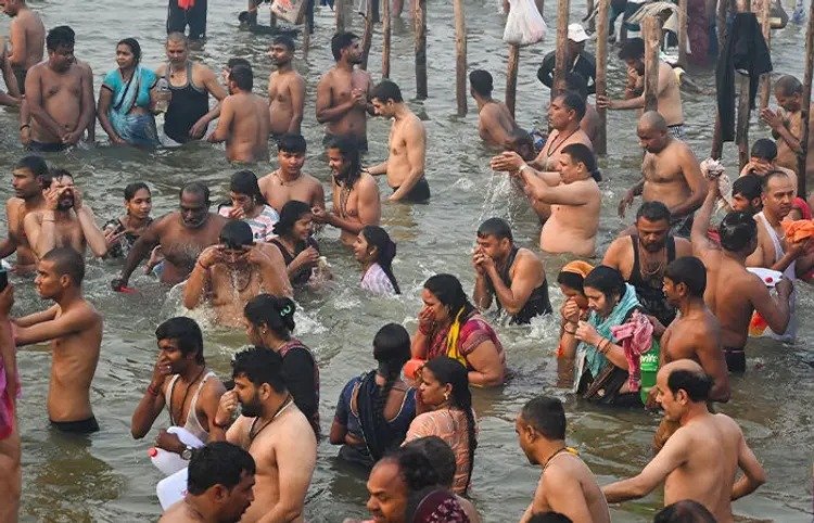 mahakumbh 2025 After stampede 25 percent people canceled bookings