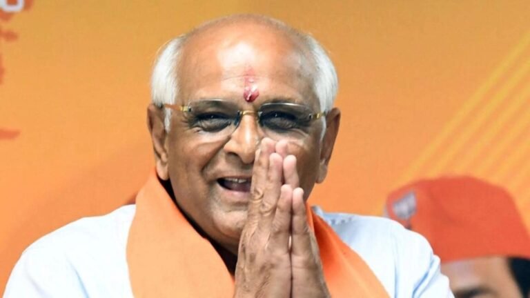 Gujarat CM in mahakumbh dip in Sangam today