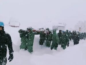 Avalanche in Uttarakhand 22 workers trapped for 24 hours 