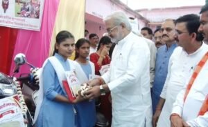 मेधावी विद्यार्थियों को मिली स्कूटी