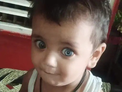 Eye color changes according to clothes