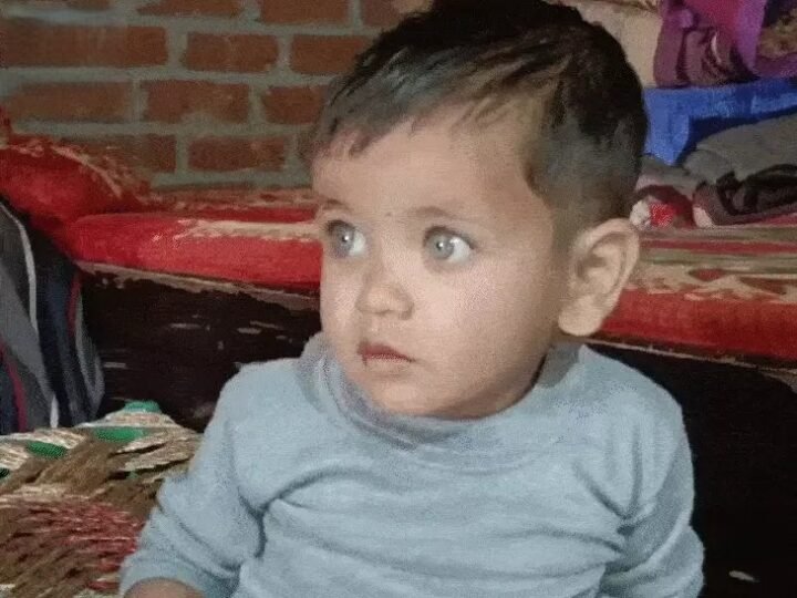 Eye color changes according to clothes