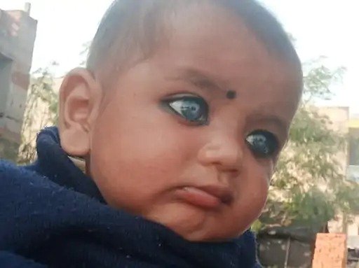 Eye color changes according to clothes