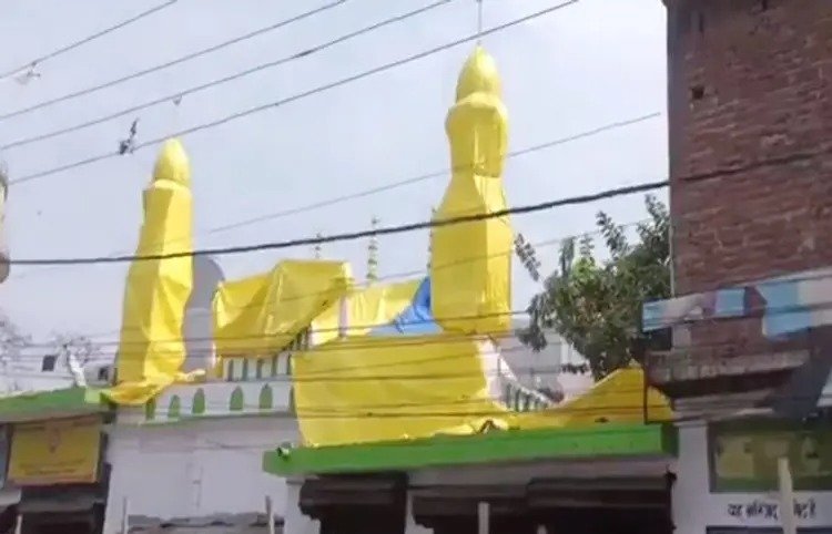 Shahjahanpur masjid covered with tarpaulin before joota maar holi